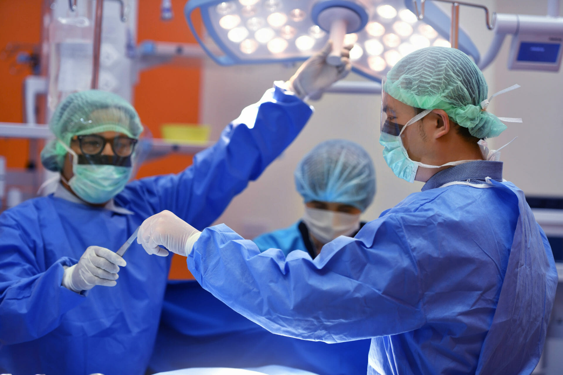 Chirurg zespołu w pracy na sali operacyjnej w szpitalu